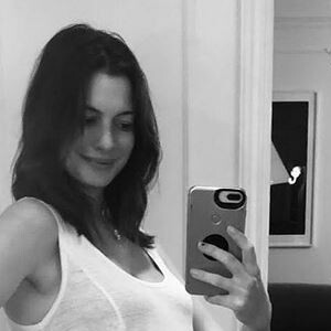Anne Hathaway, enceinte de son deuxième enfant. Juillet 2019.