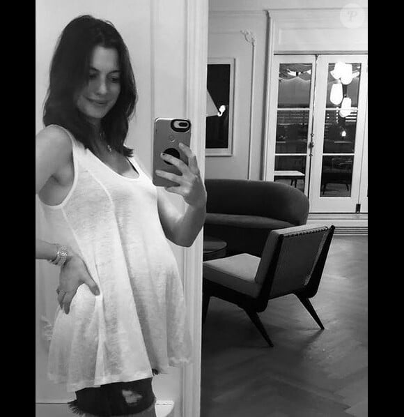 Anne Hathaway, enceinte de son deuxième enfant. Juillet 2019.