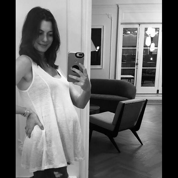 Anne Hathaway, enceinte de son deuxième enfant. Juillet 2019.