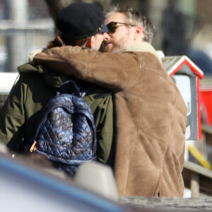 Exclusif - Anne Hathaway, enceinte, et son mari Adam Shulman se baladent dans le Connecticut. L'actrice mange une glace, le 6 novembre 2019.