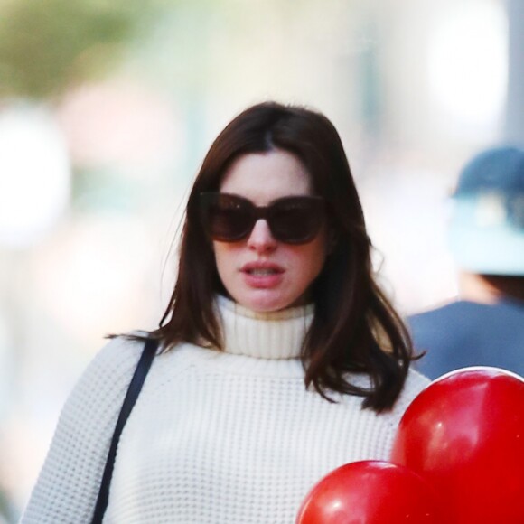 Exclusif - Anne Hathaway, enceinte à New York le 13 octobre 2019.