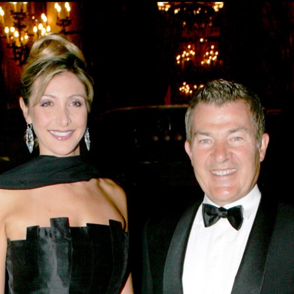 Martin Lamotte et sa femme Karine Belly lors de la première du film "Arsène Lupin" à l'opéra Garnier, à Paris, le 12 octobre 2004.