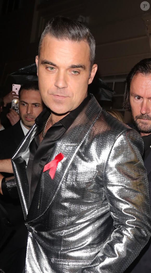 Robbie Williams à la sortie du gala caritatif de la comédie musicale "Take That The Band" au profit de la Fondation Elton John contre le sida, au théâtre Royal Haymarketau Theatre Royal Haymarket à Londres, Royaume Uni, le 4 décembre 2018.