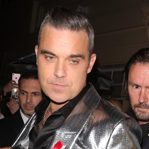 Robbie Williams à la sortie du gala caritatif de la comédie musicale "Take That The Band" au profit de la Fondation Elton John contre le sida, au théâtre Royal Haymarketau Theatre Royal Haymarket à Londres, Royaume Uni, le 4 décembre 2018.