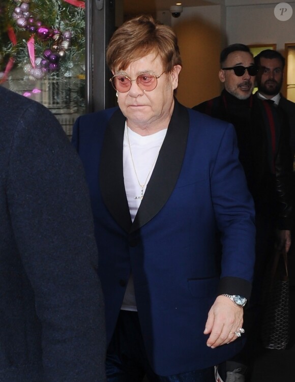 Elton John et son mari David Furnish quittent la librairie John Sandoe à Londres, le 20 novembre 2019.