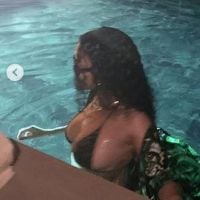 Rihanna : Bain de minuit en chemise et bikini