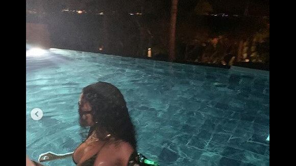 Rihanna : Bain de minuit en chemise et bikini