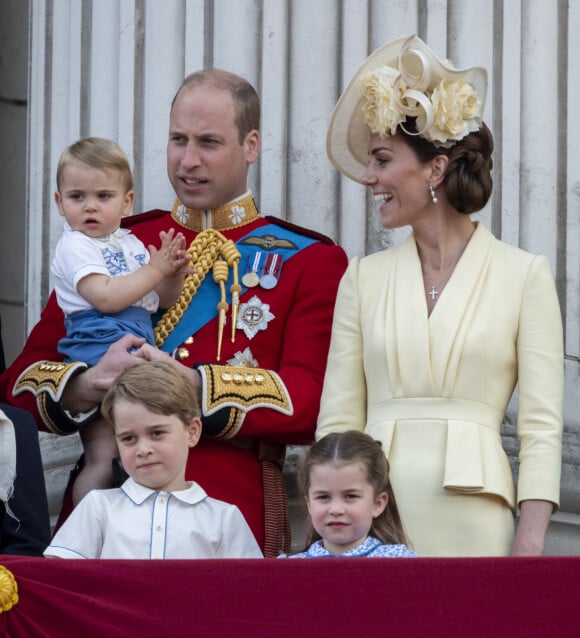 Le prince William et Kate Middleton avec leurs enfants le prince George de Cambridge la princesse Charlotte de Cambridge, le prince Louis de Cambridge - La famille royale au balcon du palais de Buckingham lors de la parade Trooping the Colour 2019, célébrant le 93ème anniversaire de la reine Elisabeth II, Londres, le 8 juin 2019.