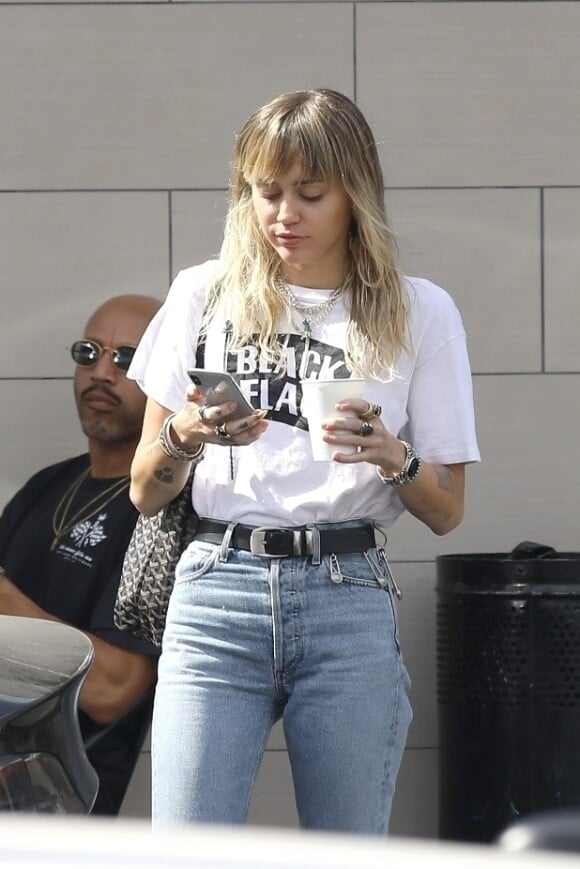 Miley Cyrus et son compagnon Cody Simpson dans les rues de Los Angeles Le 19 octobre 2019.