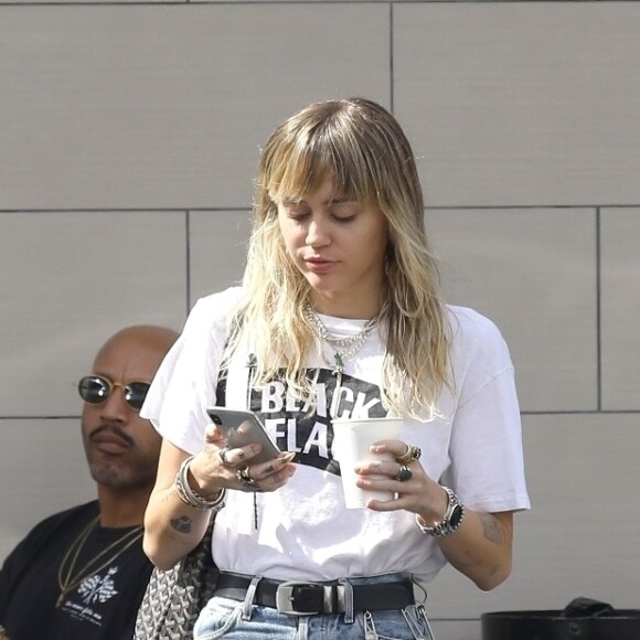 Miley Cyrus et son compagnon Cody Simpson dans les rues de Los Angeles Le 19 octobre 2019.