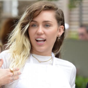 Miley Cyrus salue ses fans lors du concert organisé par IHeartRadio à Miami le 10 juin 2017.