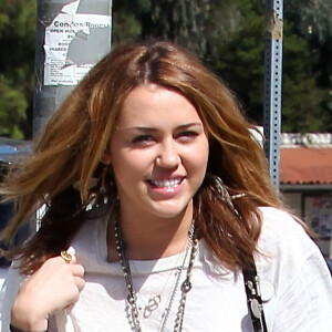 Miley Cyrus rend visite à des amis à Westwood, Los Angeles. Le 30 septembre 2010.