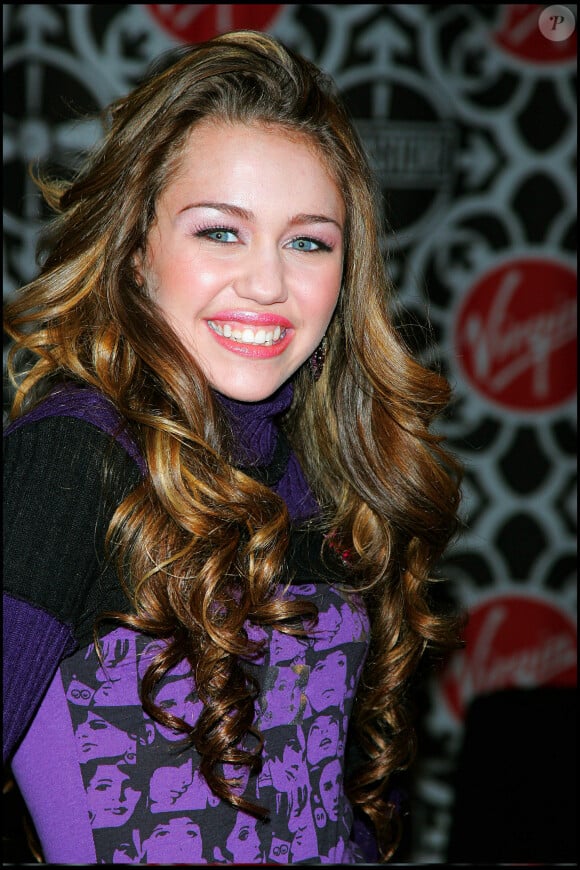 Miley Cyrusn en promotion pour "Hannah Montana" au Virgin Megastore de New York. Le 24 octobre 2006.
