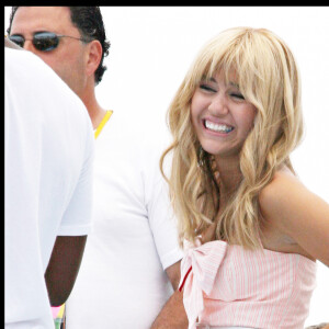 Miley Cyrus sur le tournage de la série "Hannah Montana". Santa Monica. Le 16 juillet 2008.