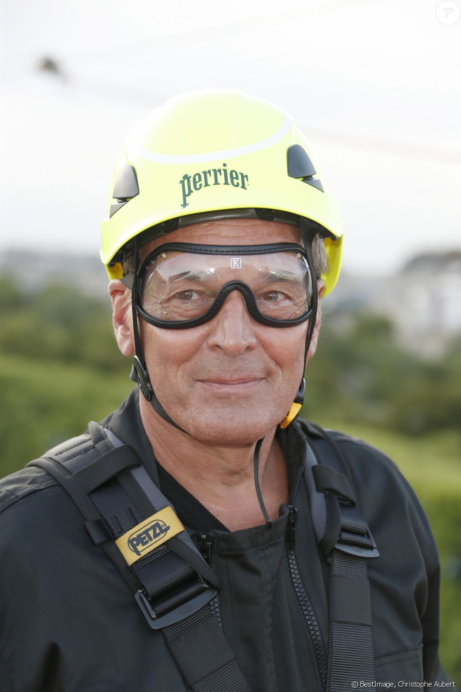 Laurent Baffie Evenement Smash Perrier Du Deuxieme Etage De La Tour Eiffel Au Champ De Mars A Paris Le 8 Juin 17 C Christophe Aubert Via Bestimage Purepeople