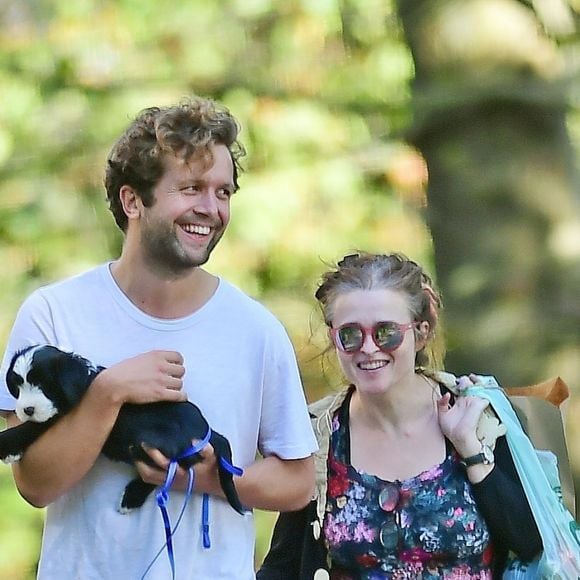 Exclusif - Helena Bonham Carter porte fièrement son nouveau petit chien dans ses bras en balade avec son compagnon Rye Dag Holmboe dans le quartier nord de Londres, le 28 septembre 2019