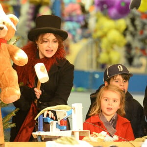 Tim Burton et Helena Bonham Carter emmenent leurs enfants Billy Raymond et Nell dans la fete foraine "Hyde Park Winter Wonderland" a Londres le 21 novembre 2013.