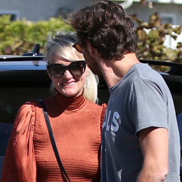 Laeticia Hallyday est allée déjeuner au restaurant MTN Venice avec sa mère Françoise Thibaut, son compagnon Pascal Balland et sa fille Mathilde à Los Angeles, le 19 octobre 2019.