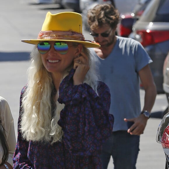 Laeticia Hallyday, son compagnon Pascal Balland et Maryline Issartier vont déjeuner dans un restaurant de sushi à Los Angeles, proche de l'école des filles de Laeticia. Le 13 septembre 2019.