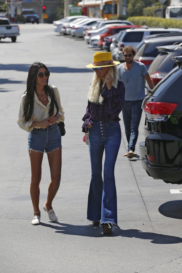 Laeticia Hallyday, son compagnon Pascal Balland et Maryline Issartier vont déjeuner dans un restaurant de sushi à Los Angeles, proche de l'école des filles de Laeticia. Le 13 septembre 2019.