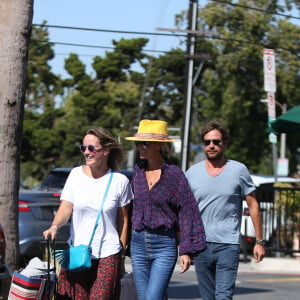 Laeticia Hallyday et son compagnon Pascal Balland ressortent du restaurant de sushi avec Marine, l'ex-femme de Pascal Balland, à Los Angeles, avant d'aller chercher leurs filles à l'école. Le 13 septembre 2019.