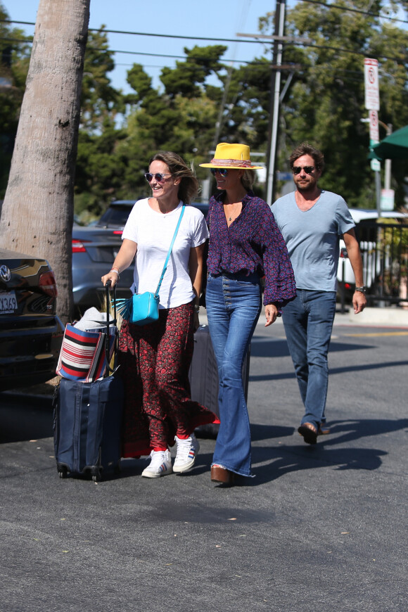 Laeticia Hallyday et son compagnon Pascal Balland ressortent du restaurant de sushi avec Marine, l'ex-femme de Pascal Balland, à Los Angeles, avant d'aller chercher leurs filles à l'école. Le 13 septembre 2019.