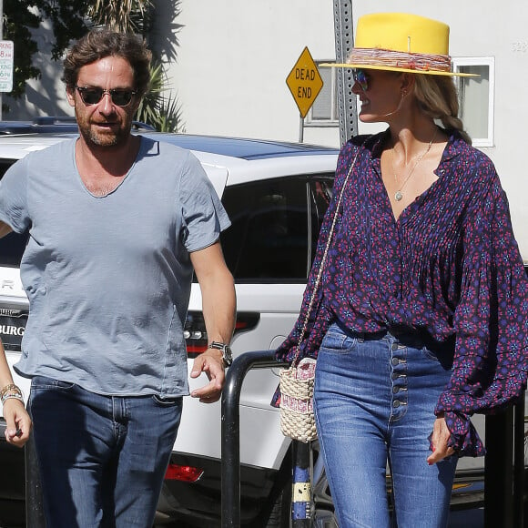 Laeticia Hallyday et son compagnon Pascal Balland ressortent du restaurant de sushi avec Marine, l'ex-femme de Pascal Balland, à Los Angeles, avant d'aller chercher leurs filles à l'école. Le 13 septembre 2019.