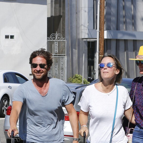 Laeticia Hallyday et son compagnon Pascal Balland ressortent du restaurant de sushi avec Marine, l'ex-femme de Pascal Balland, à Los Angeles, avant d'aller chercher leurs filles à l'école. Le 13 septembre 2019.