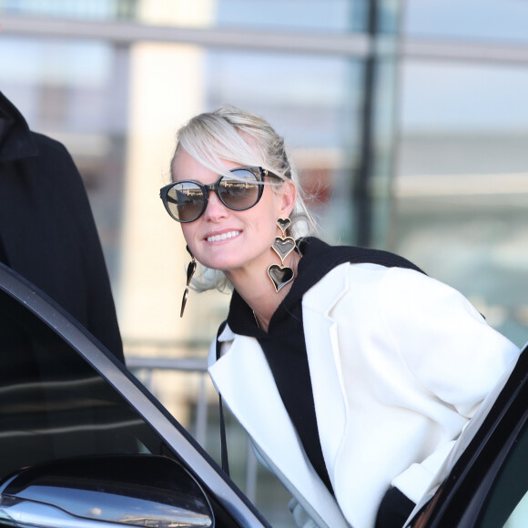 Laeticia Hallyday arrive en famille avec ses filles et sa mère à l'aéroport Roissy CDG le 19 novembre 2019.