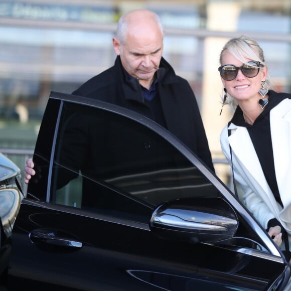 Laeticia Hallyday arrive en famille avec ses filles et sa mère à l'aéroport Roissy CDG le 19 novembre 2019.