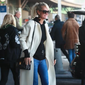 Laeticia Hallyday arrive en famille avec ses filles et sa mère à l'aéroport Roissy CDG le 19 novembre 2019.