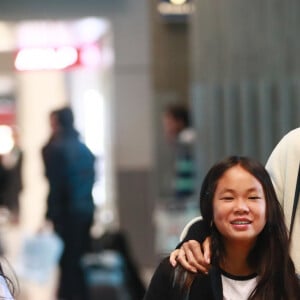 Françoise Thibault, la mère de Laeticia Hallyday, Jade, Joy, Laeticia Hallyday, jimmy Refas - Laeticia Hallyday arrive en famille avec ses filles et sa mère à l'aéroport Roissy CDG le 19 novembre 2019.