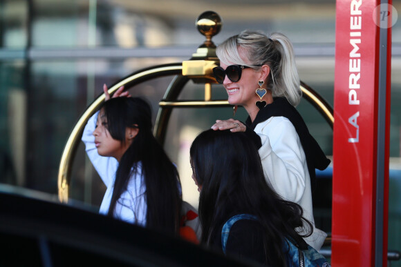 Laeticia Hallyday, ses filles Jade et Joy - Laeticia Hallyday arrive en famille avec ses filles et sa mère à l'aéroport Roissy CDG le 19 novembre 2019.