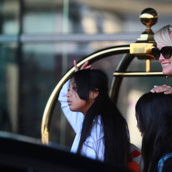 Laeticia Hallyday, ses filles Jade et Joy - Laeticia Hallyday arrive en famille avec ses filles et sa mère à l'aéroport Roissy CDG le 19 novembre 2019.