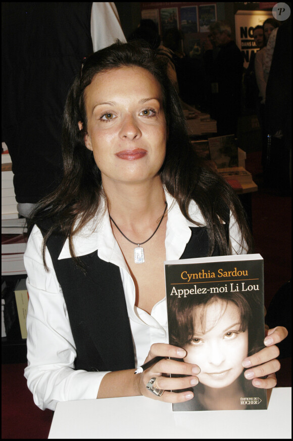 Cynthia Sardou au 25e salon du livre à Paris, le 20 mars 2005. 