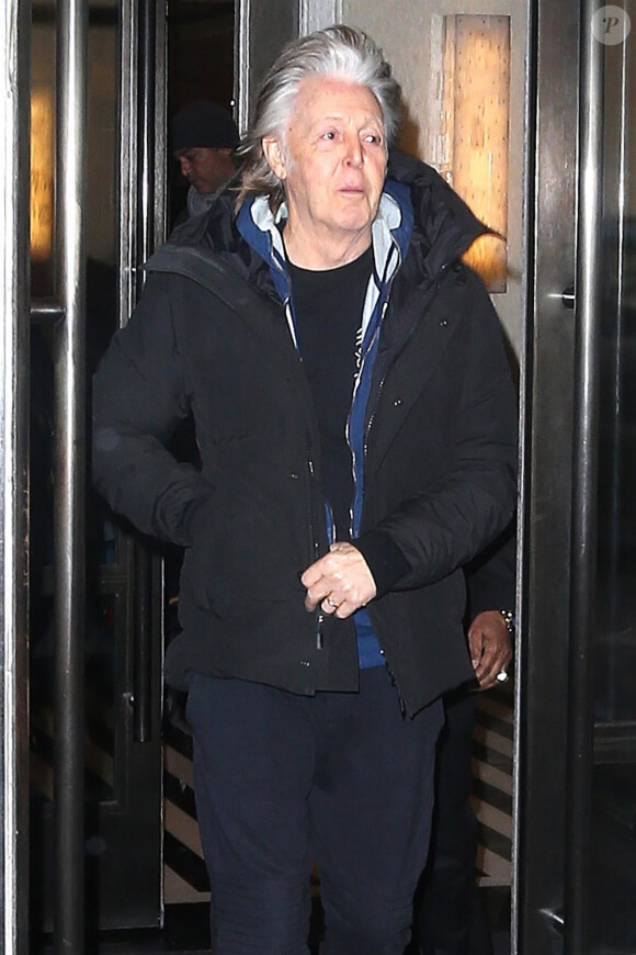 Sir Paul McCartney à la sortie d'un immeuble à New York, le 22 janvier 2019.