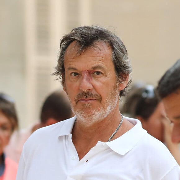 Jean-Luc Reichmann lors du trophée de pétanque "Sénéquier 209" sur la place des Lices à Saint-Tropez, Côte d'Azur, France, le 22 août 2019.