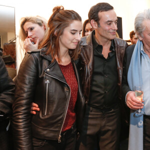 Exclusif - Alain Delon avec ses petites filles Loup et Liv et son fils Anthony Delon - Lancement de la marque de vêtements de cuir "Anthony Delon 1985" chez Montaigne Market à Paris. Le 7 mars 2017 © Philippe Doignon / Bestimage