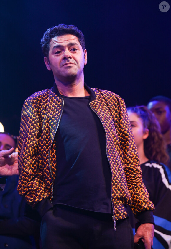 Jamel Debbouze - Finale du Trophée d'Impro Culture & Diversité, au Théâtre de la Madeleine Paris le 27 mai 2019. Le Trophée d'Impro Culture & Diversité a été créé à l'initiative de Marc Ladreit de Lacharrière, Président de la Fondation Cutlure & Diversité et de J.Debbouze, il y a 9 ans avec la Compagnie Déclic Théâtre. 65 collèges, en majorité en éducation prioritaire ou en zone rurale mais permettant aussi la mixité sociale, des 16 territoires d'Ardèche, Bordeaux, Brest, Chenôve, Grasse, les Hauts-de-France, Limoges, Lyon, la Meurthe-et-Moselle, Paris, Rennes, Rochefort, la Savoie, Toulouse, Trappes et le Vaucluse participent à ce trophée national de matchs d'improvisation théâtrale. L'improvisation est un véritable outil d'épanouissement personnel et de vivre-ensemble, de développement de la maîtrise de la langue et de la culture générale, de respect de l'autre. Les collégiens de Vaucluse ont remporté la finale. Plus de 500 personnes ont assisté à ce spectacle qui met en lumière la pratique de l'improvisation théâtrale dans le cadre de l'éducation artistique et culturelle. Les jeunes ont pu rivaliser d'imagination et d'éloquence et faire jouer l'esprit d'équipe, afin de remporter les suffrages du public. Le Trophée d'Impro Culture & Diversité s'associe à l'opération Dis-moi dix mots, opération de sensibilisation à la langue française organisée par le ministère de la Culture. Le groupe ID Logistics, leader européen de la logistique contractuelle, soutient le Trophée d'Impro. © Coadic Guirec / Bestimage