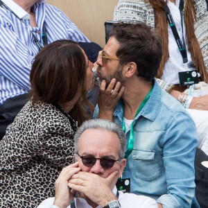 Christophe Maé et compagne Nadège Sarron - People dans les tribunes lors de la finale messieurs des internationaux de France de tennis de Roland Garros 2019 à Paris le 9 juin 2019. © Jacovides-Moreau/Bestimage