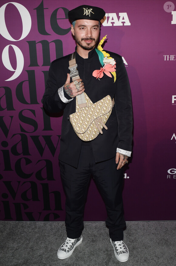 J Balvin, habillé en Dior (collection homme automne 2020), assiste aux FN Achievement Awards 2019 à l'IAC Building. New York, le 3 décembre 2019.