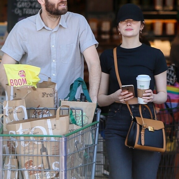 Exclusif - Emma Stone est allée faire des courses avec son compagnon Dave McCary au Bristol Farms à Los Angeles, le 30 mars 2019.