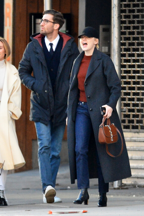 Exclusif - Emma Stone et son compagnon Dave McCary vont au cinéma à New York le 12 décembre 2017.