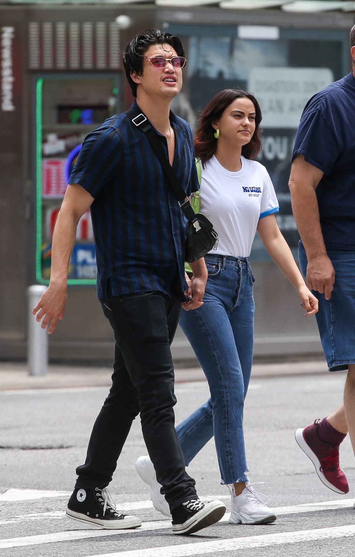 Photo : Exclusif - Camila Mendes et Charles Melton se promènent à New