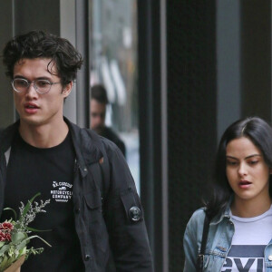 Exclusif - Camila Mendes et son nouveau compagnon Charles Melton font du shopping en amoureux dans les rues de Vancouver au Canada, le 26 octobre 2018