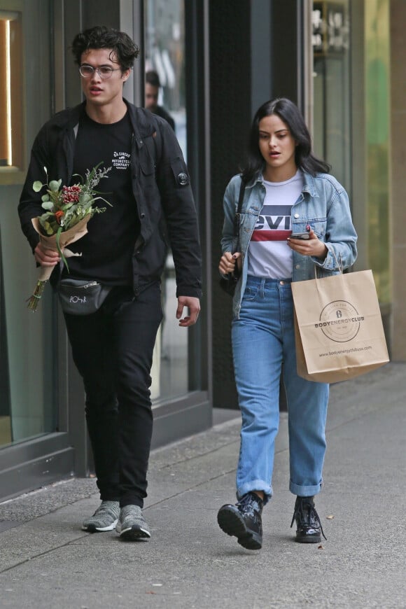 Exclusif - Camila Mendes et son nouveau compagnon Charles Melton font du shopping en amoureux dans les rues de Vancouver au Canada, le 26 octobre 2018