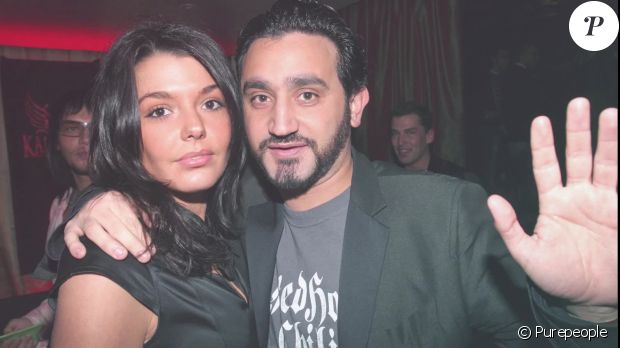 Cyril Hanouna est célibataire : en décembre 2019, le magazine Public révèle que sa compagne Emilie l&#039;a quitté. Ils étaient en couple depuis 16 ans et sont les parents de deux enfants.