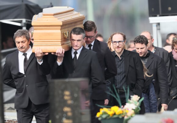 Marius et son frère Romain Colucci lors des obsèques de Véronique Colucci au cimetière communal de Montrouge, le 12 avril 2018.
