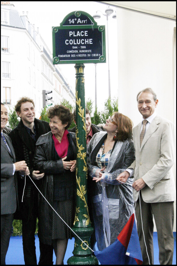 Marius et Romain Colucci, leur mère Véronique Colucci, Josiane Balasko et Bertrand Delanoë lors de l'inauguration de la place Coluche à Paris, en 2006.