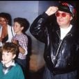Coluche avec ses fils Romain et Marius en 1985.